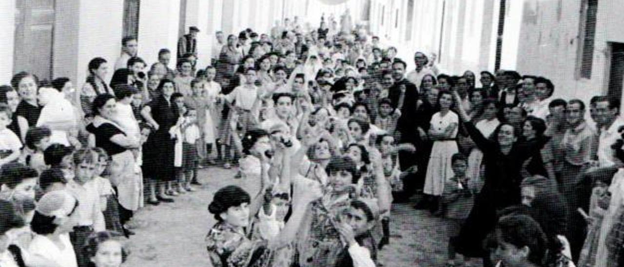 Una imagen de la fiesta de la calle Niño de Oliva, en los años 50. | LEVANTE-EMV