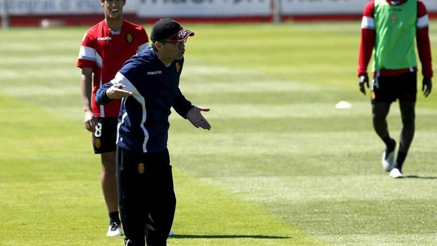 Vázquez gesticula en un entrenamiento de esta semana, en presencia de Salomao y Lago Junior.