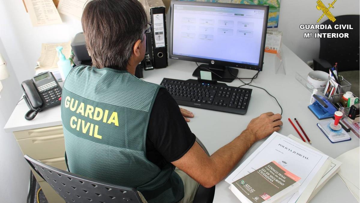 Una agente de la Guardia Civil, durante una operación.