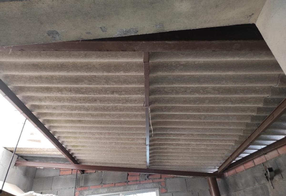 Interior del almacén del edificio polivalente sobre estructura metálica que continúa fuera de los paramentos de bloque de hormign que lo delimitan.