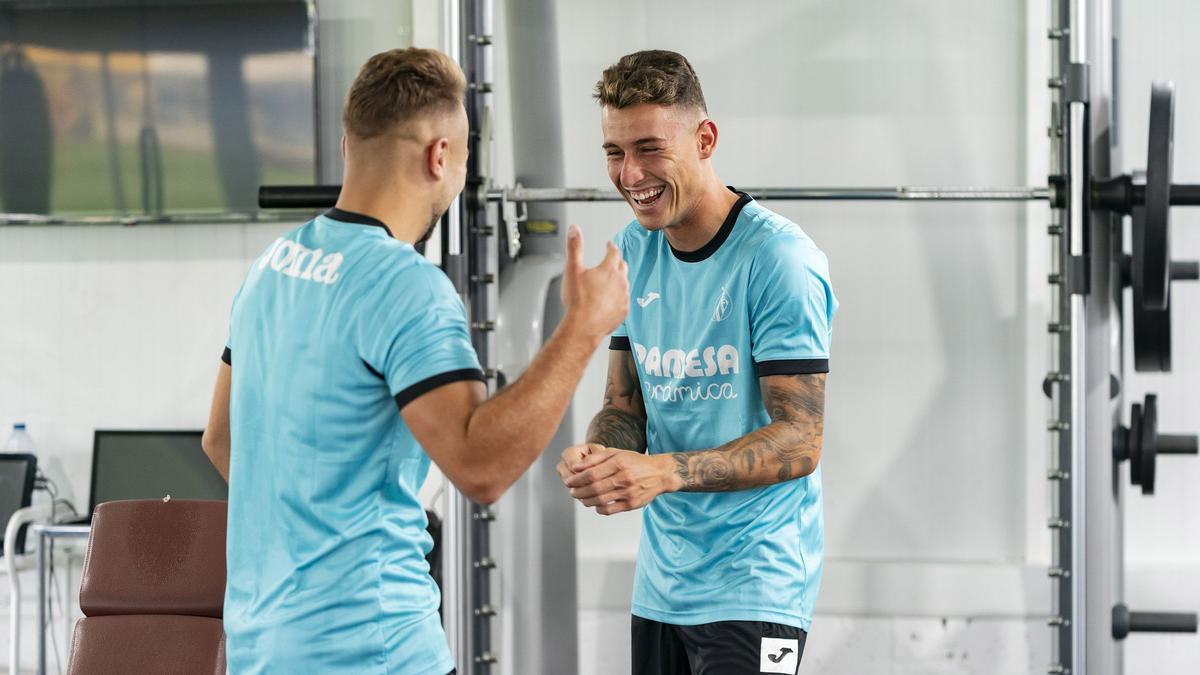 Raba sonríe junto a Ontiveros (de espaldas), durante las pruebas médicas de este viernes realizadas por el Villarreal CF.