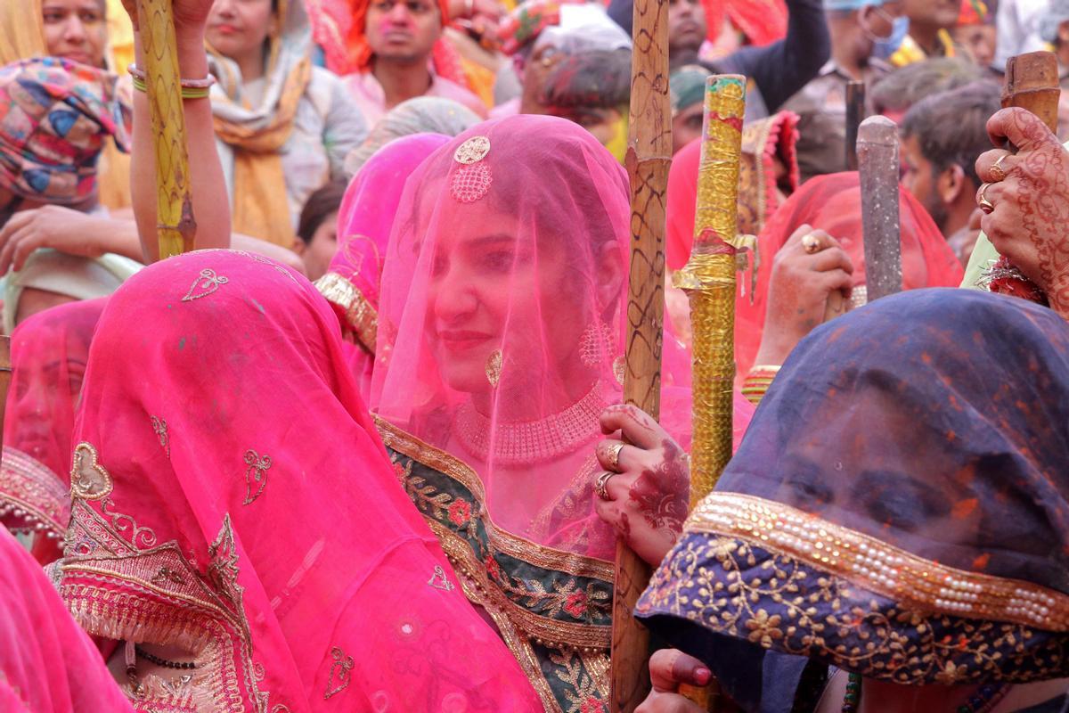 Los devotos hindúes participan en el festival religioso de Holi dentro de un templo en la aldea de Nandgaon, en el estado de Uttar Pradesh, India.