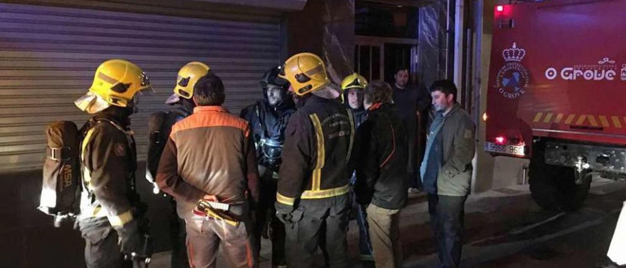 Los efectivos desplazados a la calle Luis Seoane a causa del cortocircuito.  // Muñiz