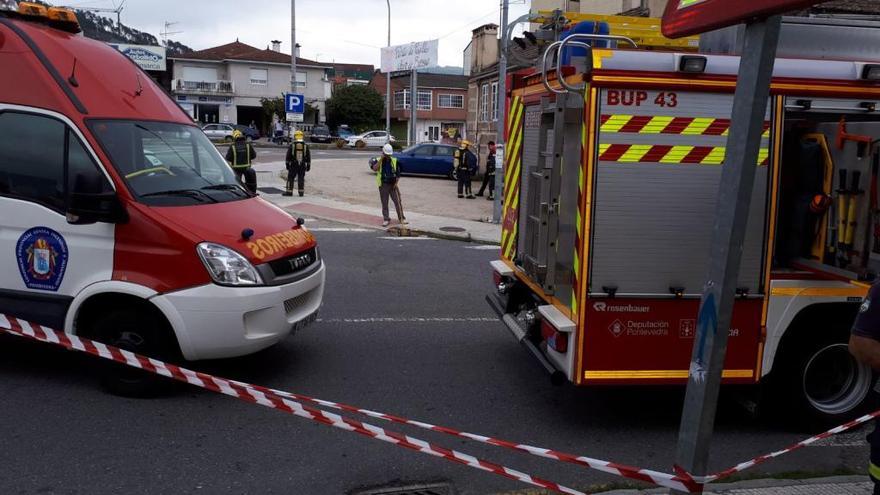 Los bomberos, en la zona del escape. // FdV