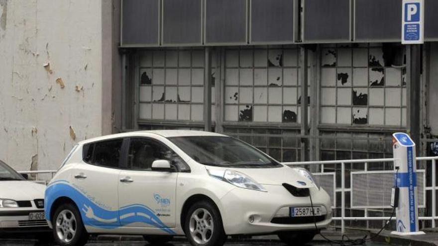El coche eléctrico de Faen, utilizando el centro de carga de vehículos de la Fundación, en Barredo.