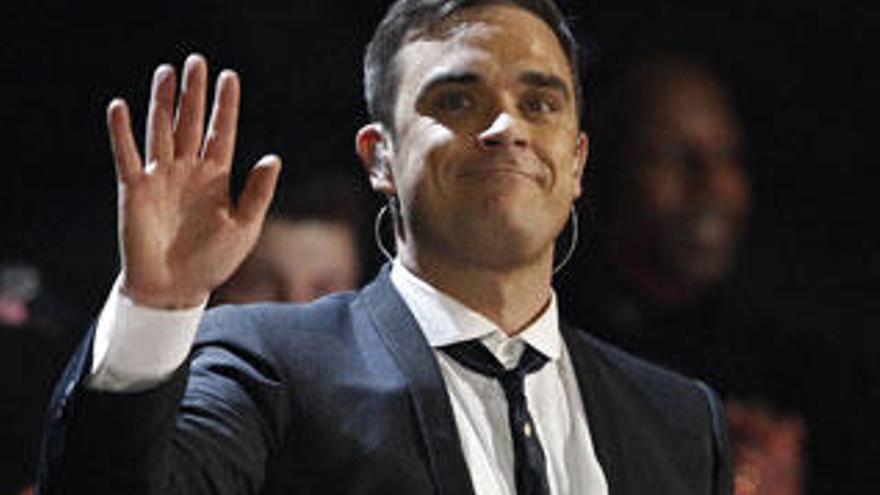 Robbie Williams saludo al público en la ceremonia de los Brit Awards.