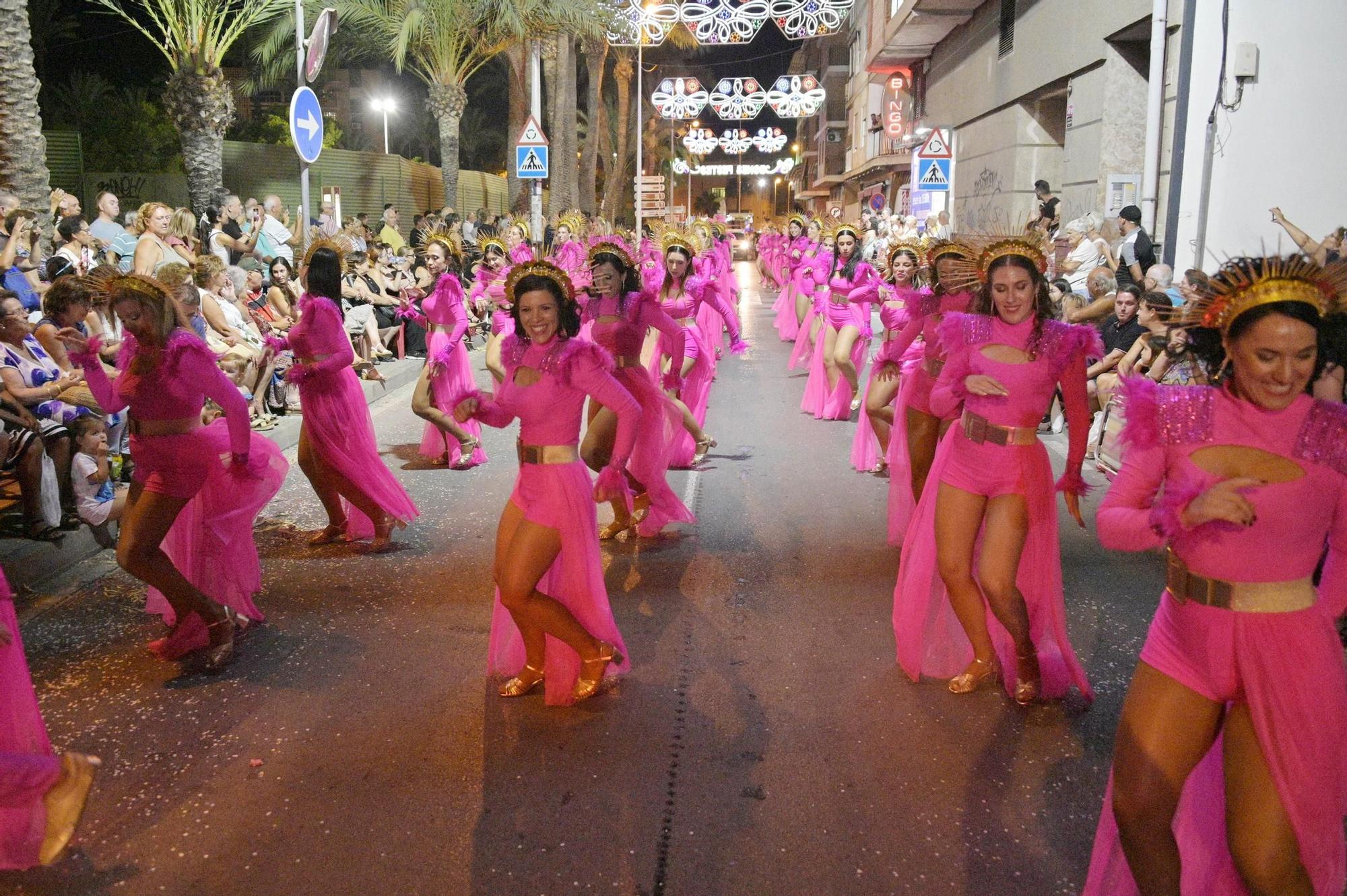 Derroche de musica y color en Santa Pola