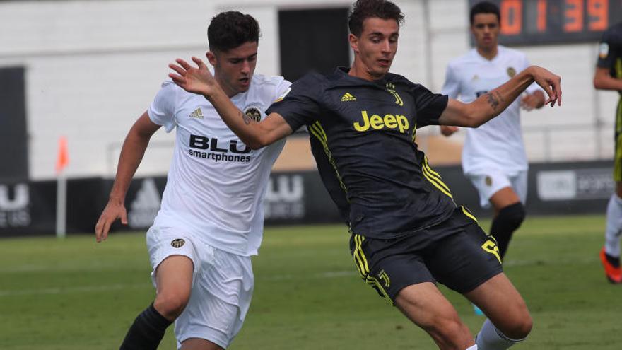 Jordi Escobar, con el Juvenil del Valencia en la UEFA Youth League.