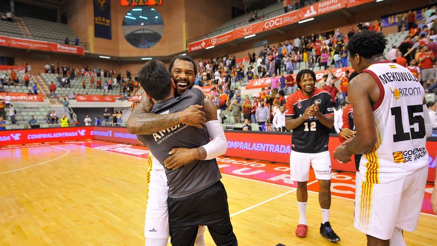Kilpatrick, Thompson y Mekowulu, eufóricos tras lograr la salvación.