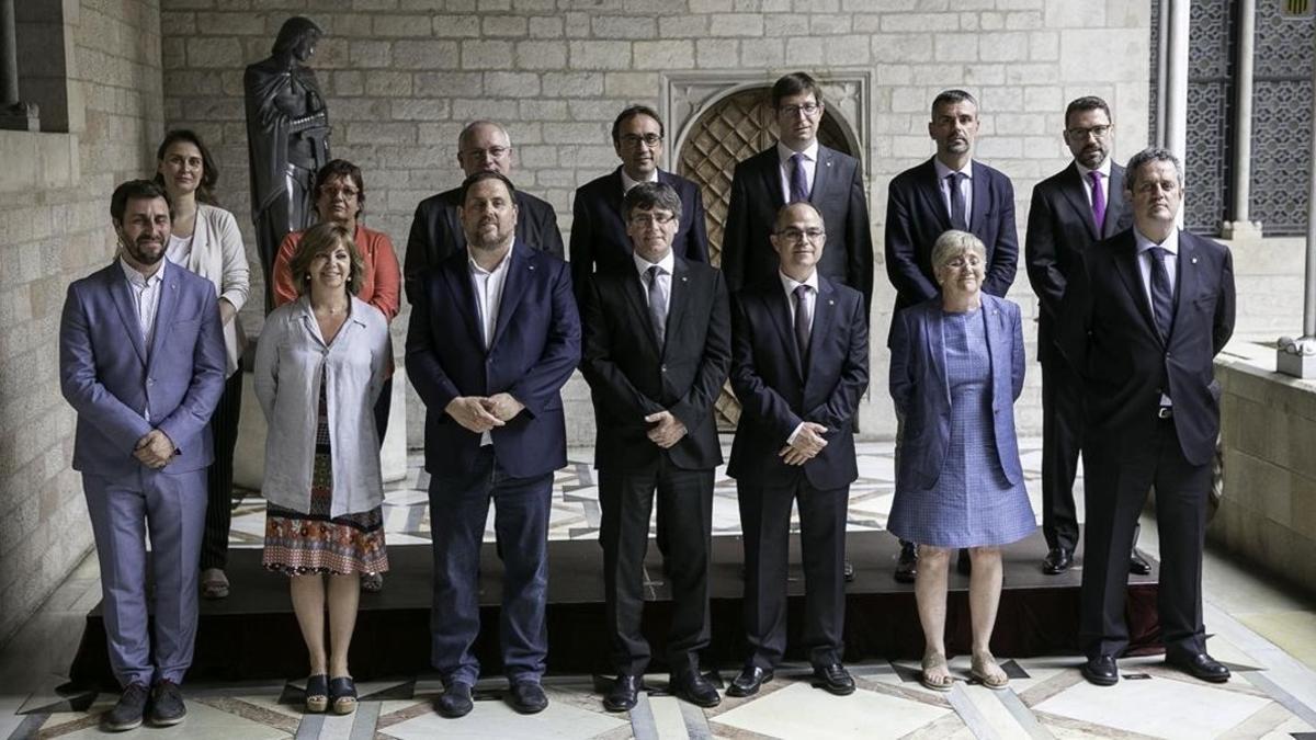 Foto de familia del nuevo Govern, tras la toma de posesión de los nuevos 'consellers' Joaquim Forn, Jordi Turull y Clara Ponsatí.