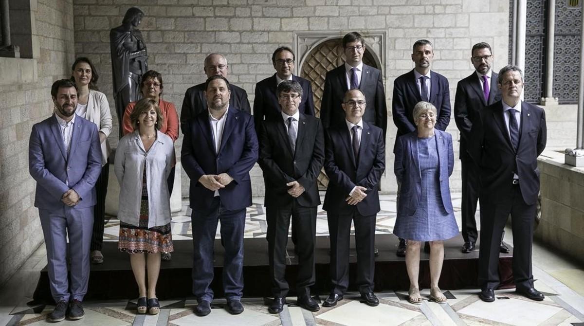 Foto de familia del nuevo Govern, tras la toma de posesión de los nuevos ’consellers’ Joaquim Forn, Jordi Turull y Clara Ponsatí.