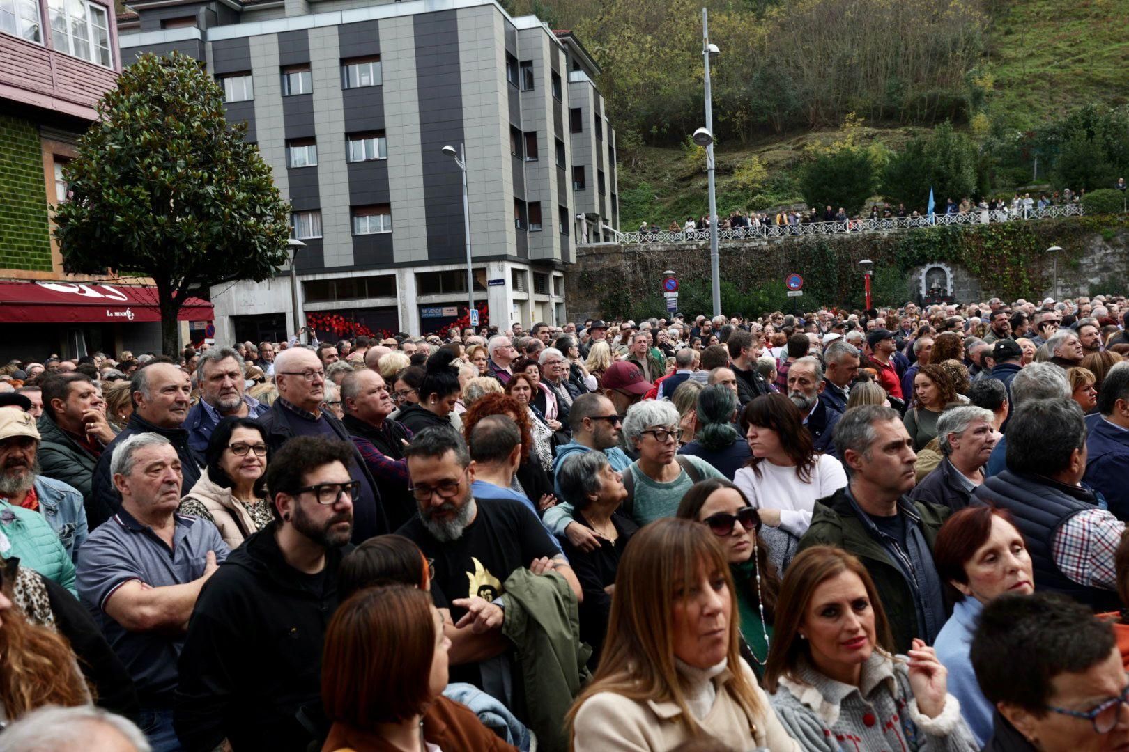 EN IMÁGENES: Mieres se echa a la calle para despedirse de su Alcalde, Aníbal Vázquez