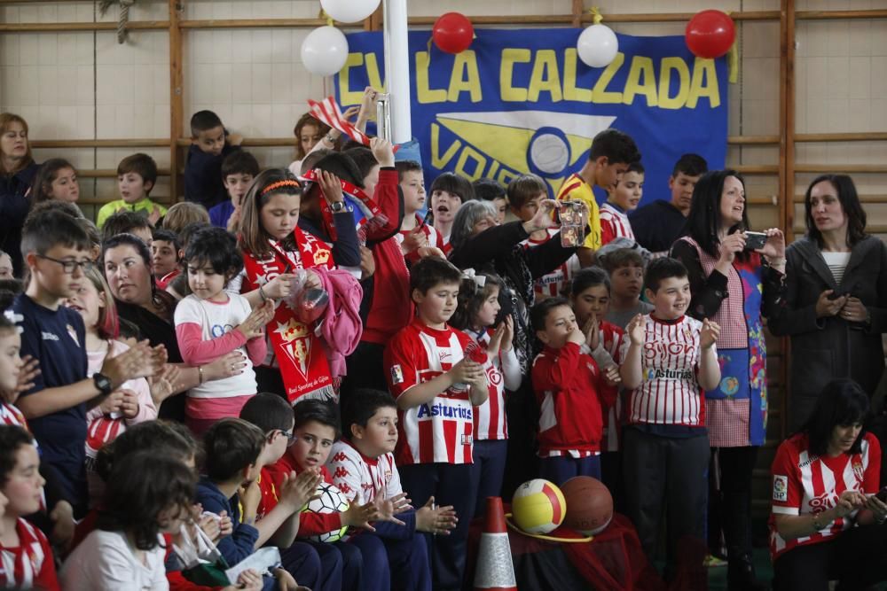 Visita de jugadores del Sporting al Colegio Miguel de Cervantes