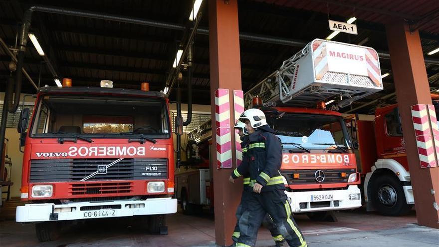 Un fuego quema dos coches a la espalda de la iglesia de Las Margaritas