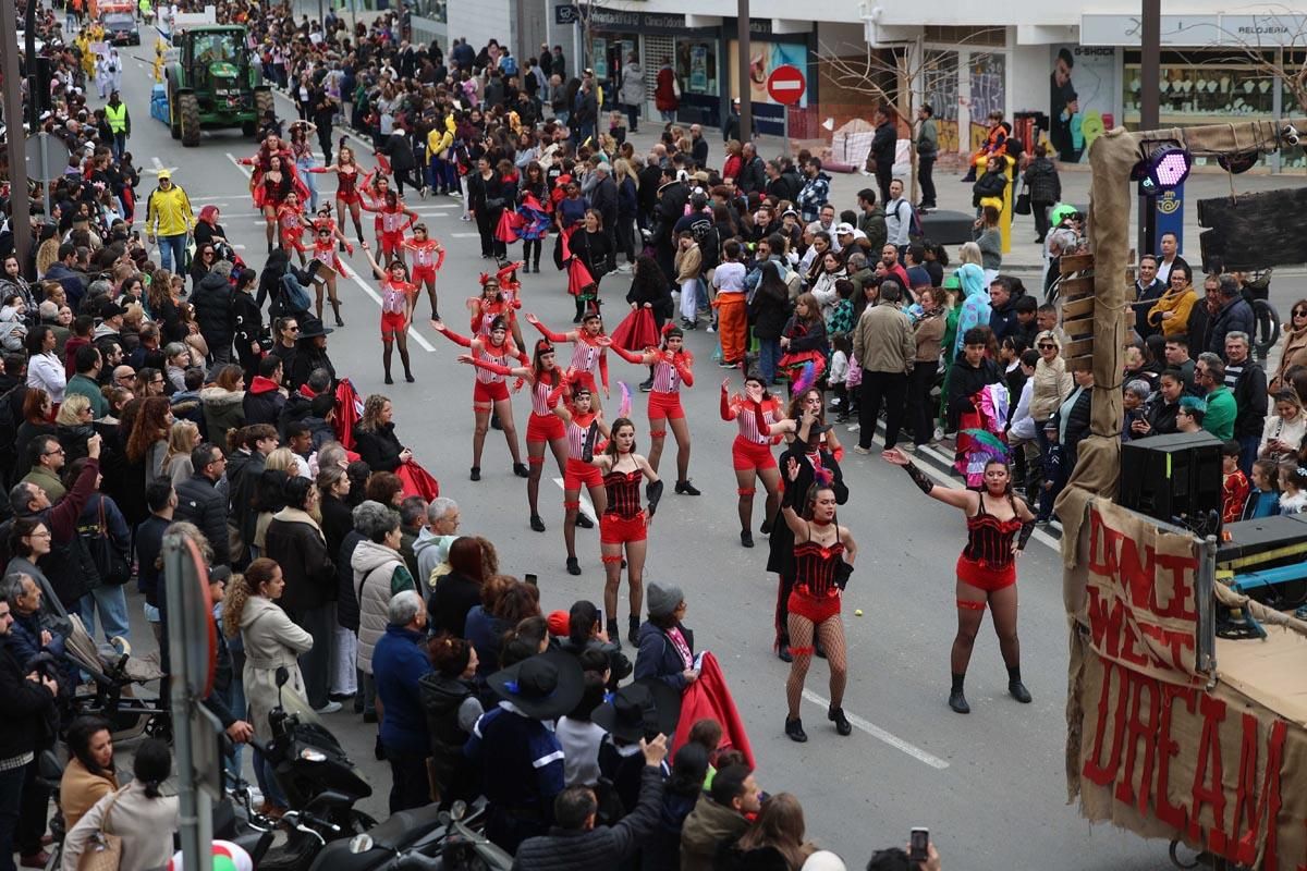 Búscate en las imágenes de la rúa de Carnaval de Ibiza