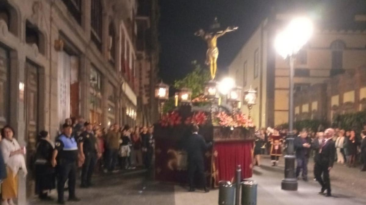 Momento en el que el trono del Cristo de la Vera Cruz se paró para buscar otras vías de acceso por la calle Obispo Codina, de Las Palmas de Gran Canaria.