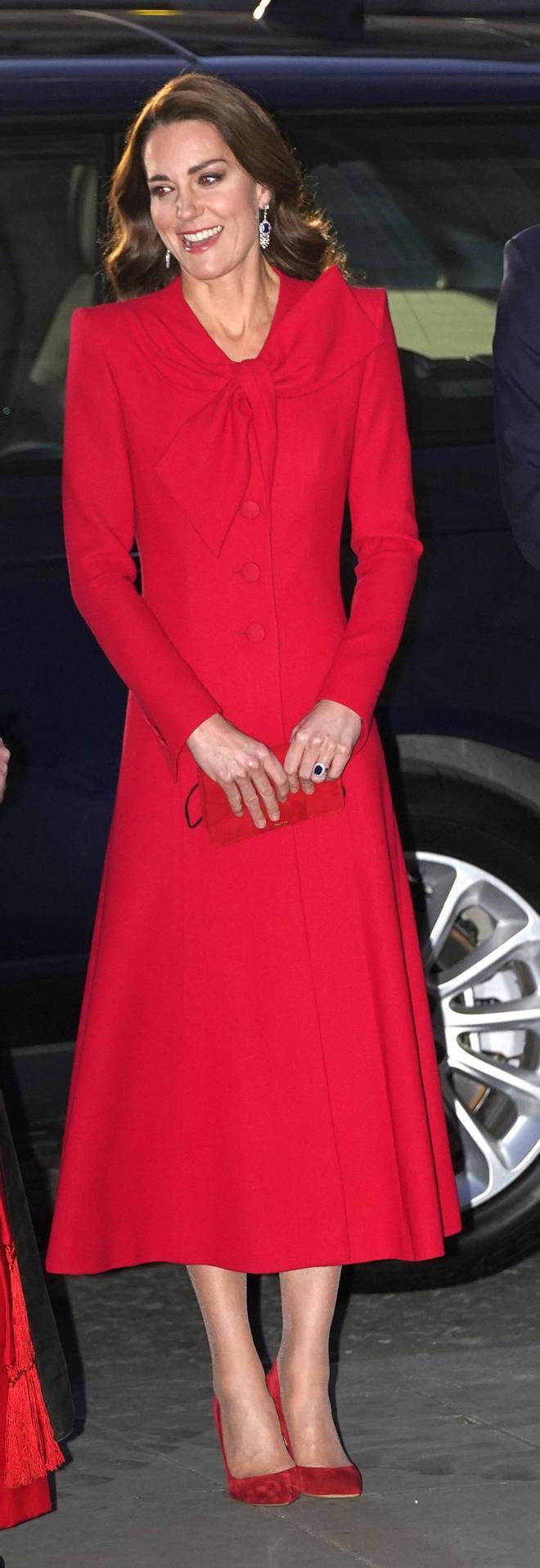 Kate Middleton con abrigo rojo de Catherine Walker