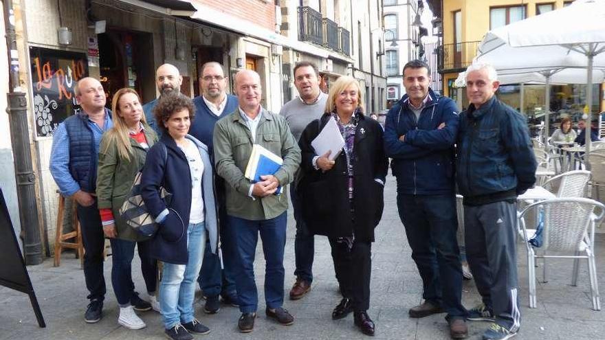 La junta local del PP de Cangas del Narcea, con Mercedes Fernández, flanqueada por Luis Venta Cueli y José Luis Fontaniella.