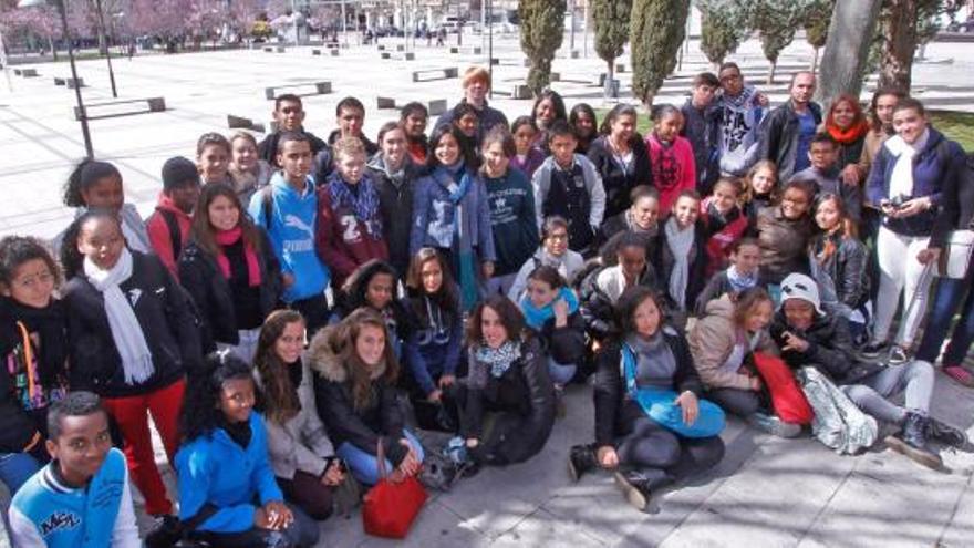 Los estudiantes de la Isla de la Reunión posan en la plaza de La Marina, ayer, tras salir de sus clases de español.