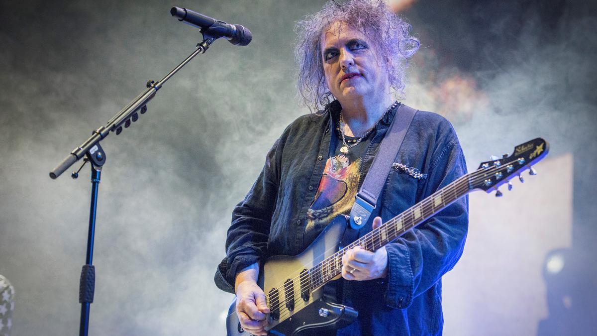 Barcelona. 10.11.2022 Robert Smith durante el concierto de The Cure en el Palau Sant Jordi. FOTO FERRAN SENDRA