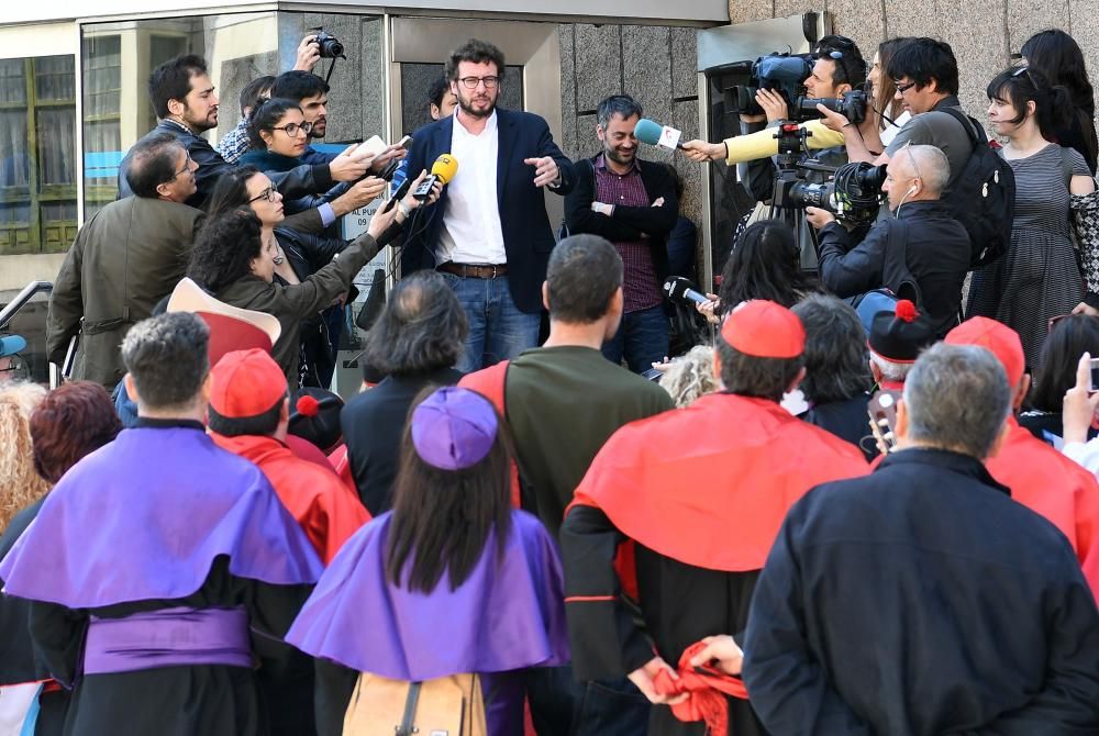 Cinco comparsas coruñesas se concentran en los juzgados de A Coruña antes de la declaración del concejal de Culturas. El alcalde, Xulio Ferreiro, también arropó al edil