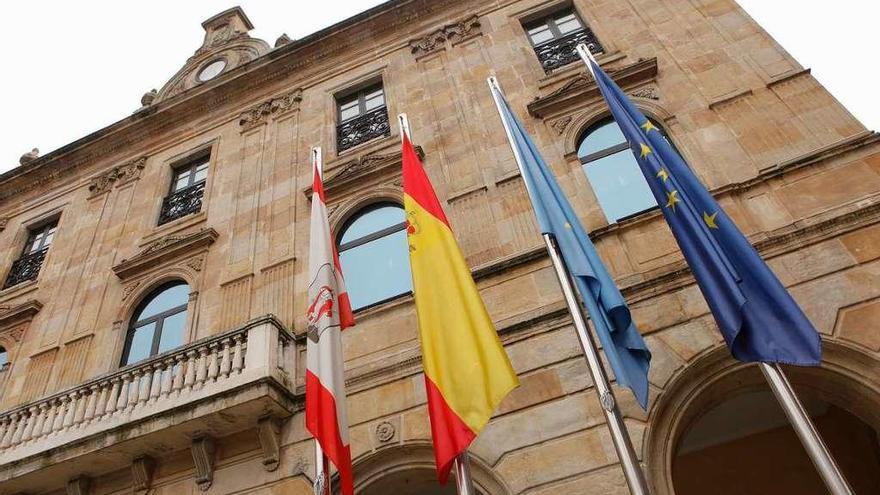 Banderas de Gijón, España, Asturias y Europa, ante la fachada de la Casa Consistorial.