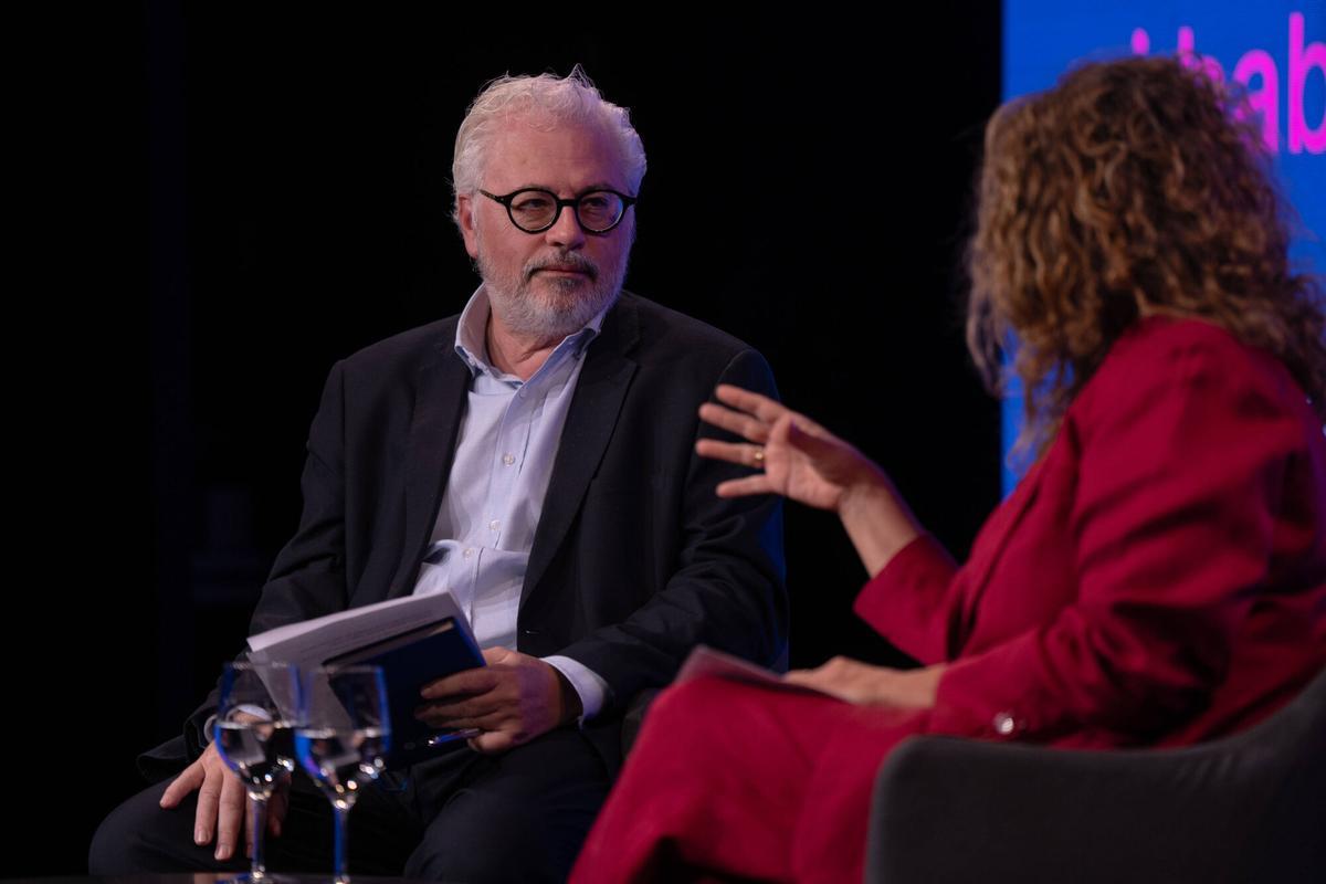 L’HOSPITALET DE LLOBREGAT, 30/10/2025. Sociedad. El periodista Àlex Sàlmon y la educadora social Cristina Gutiérrez, en la segunda mesa del Softer Work de El Periódico sobre el centenario de L’Hospitalet de Llobregat. Foto: Zowy Voeten / El Periódico