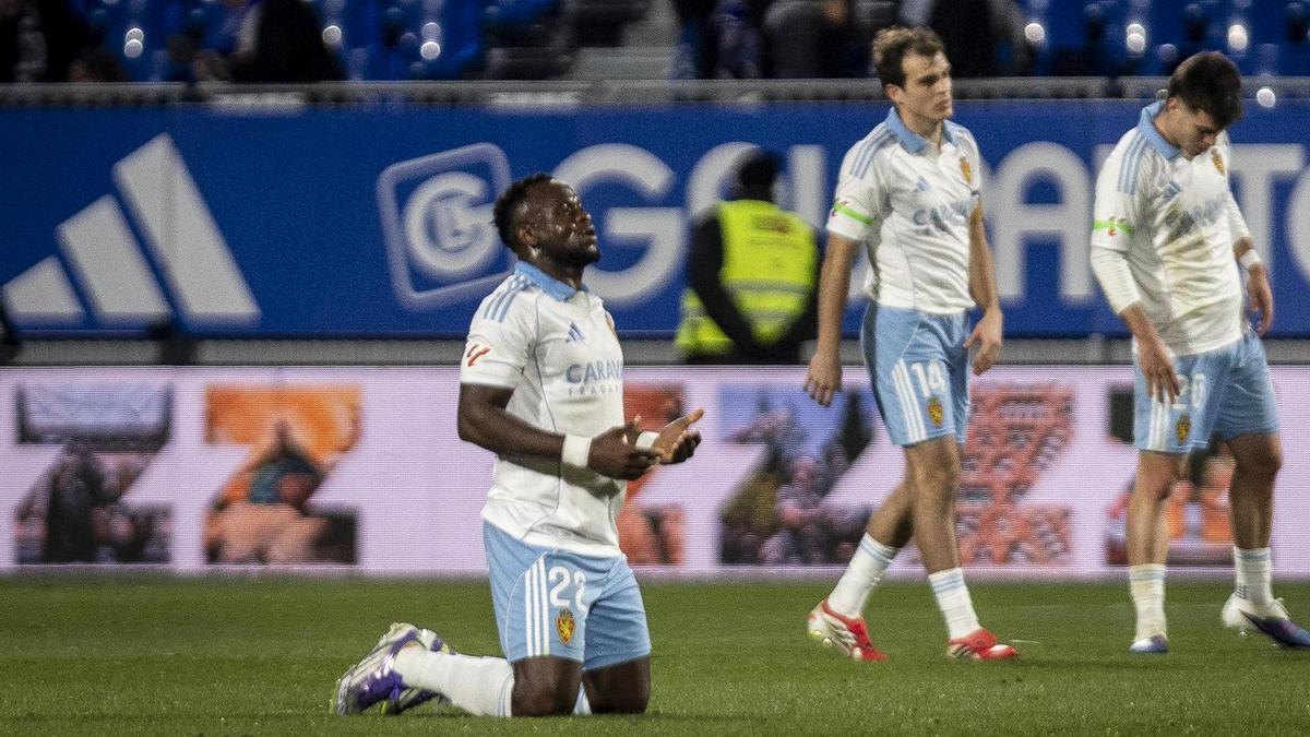 Agada reza al final del partido ante el Eibar con Francho y Aguirregabiria al lado.