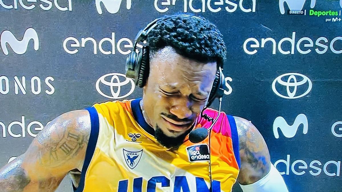 Dylan Ennis, llorando durante una entrevista en Movistar