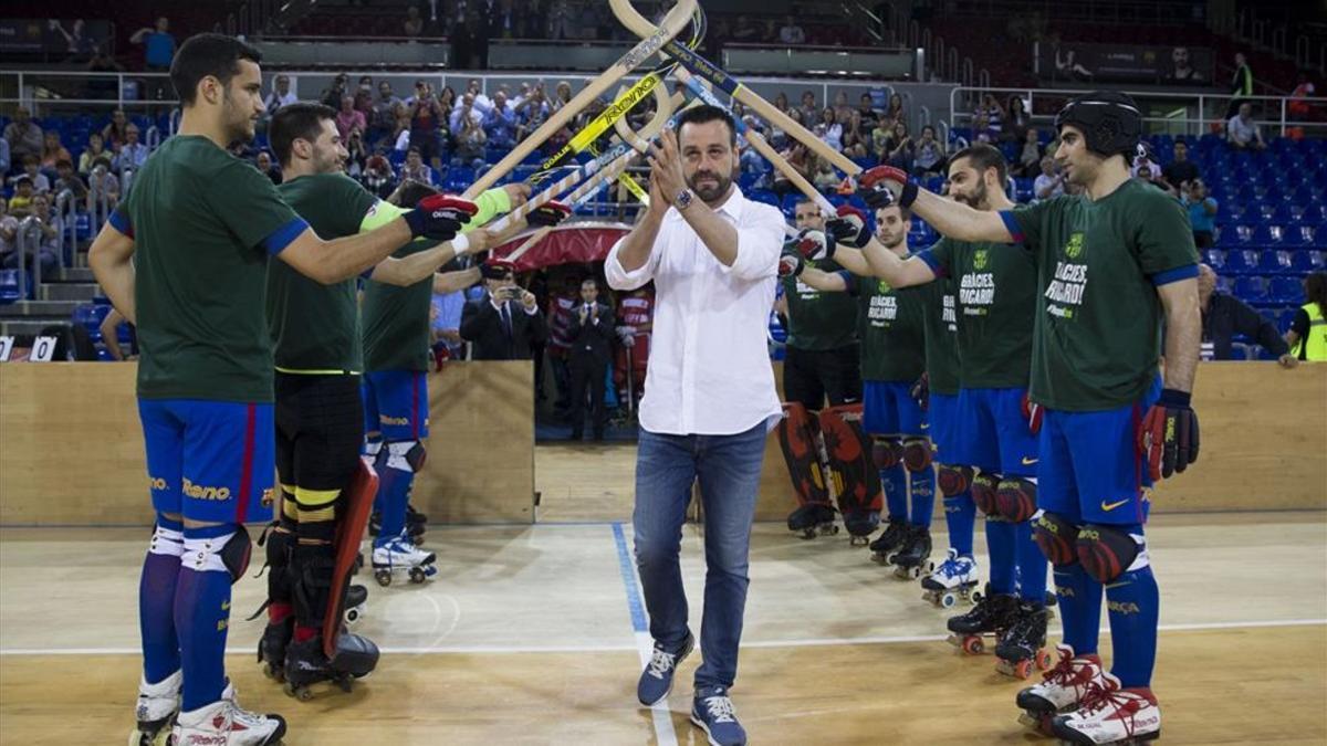 Los jugadores homenajearon a Ricard Muñoz con el pasillo de campeón