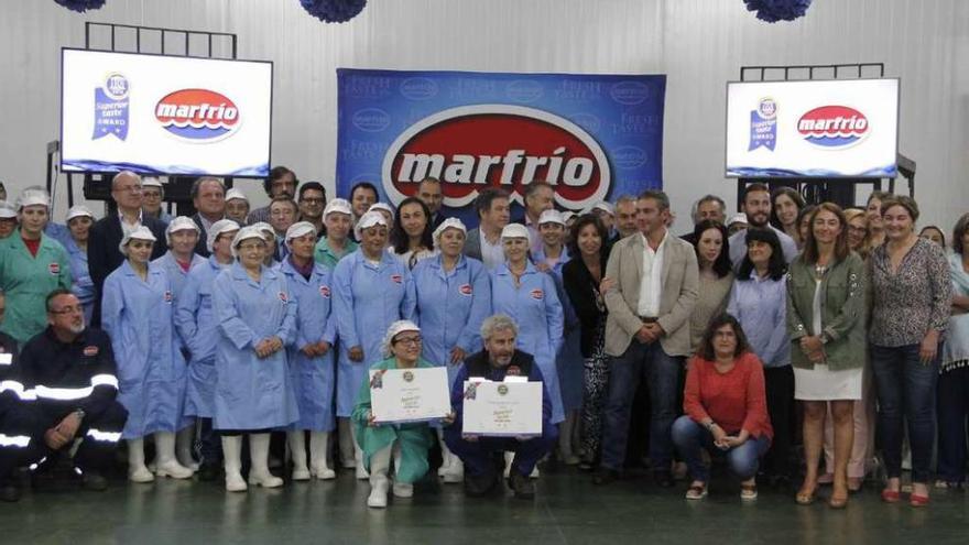La plantilla de Marfrío posa con las autoridades asistentes al acto tras recibir el premio. // S. Álvarez
