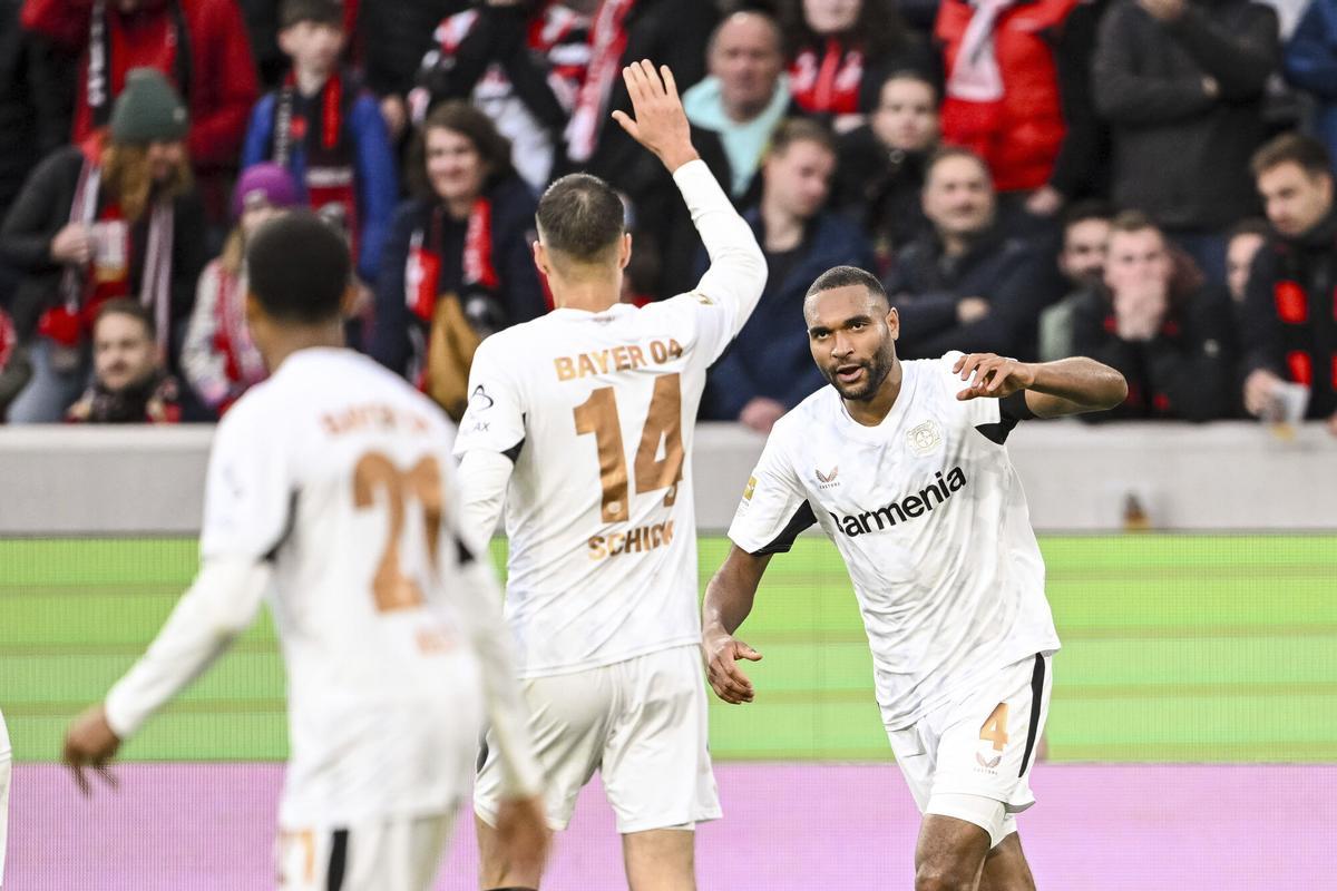 Jonathan Tah celebra con Patrick Schick el segundo gol del Bayer Lekerkusen que suponía el empate en Friburgo.