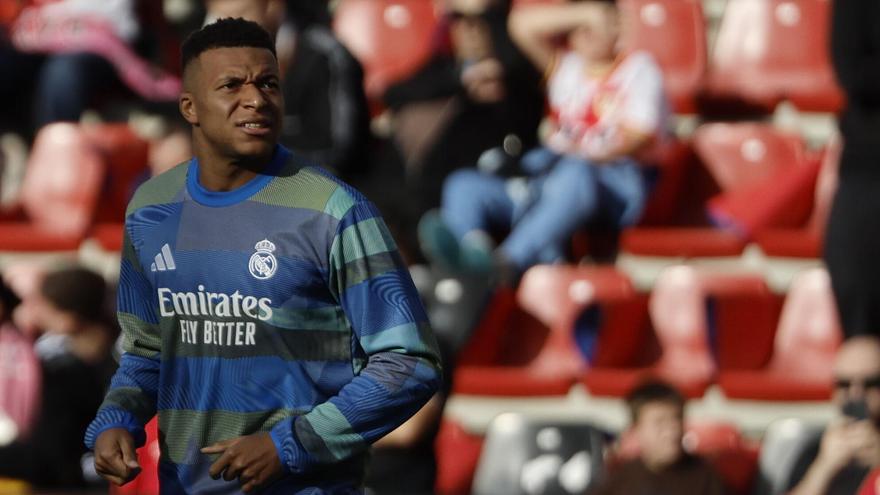 El delantero francés del Real Madrid Kylian Mbappe durante el calentamiento previo al partido que su equipo disputa ante el Rayo Vallecano