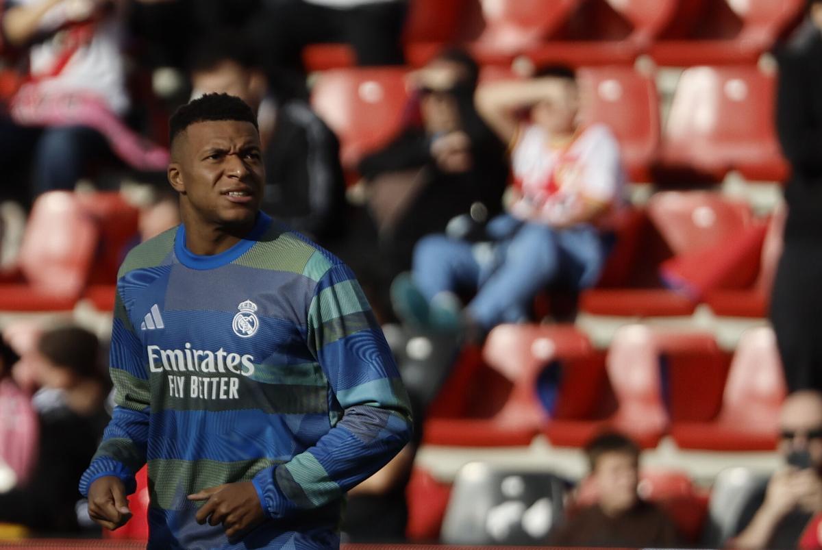El delantero francés del Real Madrid Kylian Mbappe durante el calentamiento previo al partido que su equipo disputa ante el Rayo Vallecano