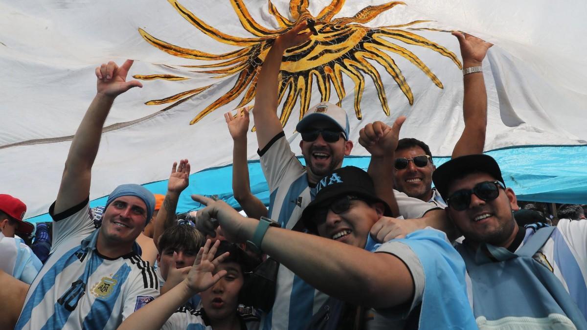 Hinchas de la selección argentina celebran el triunfo de la Albiceleste en la final del Mundial
