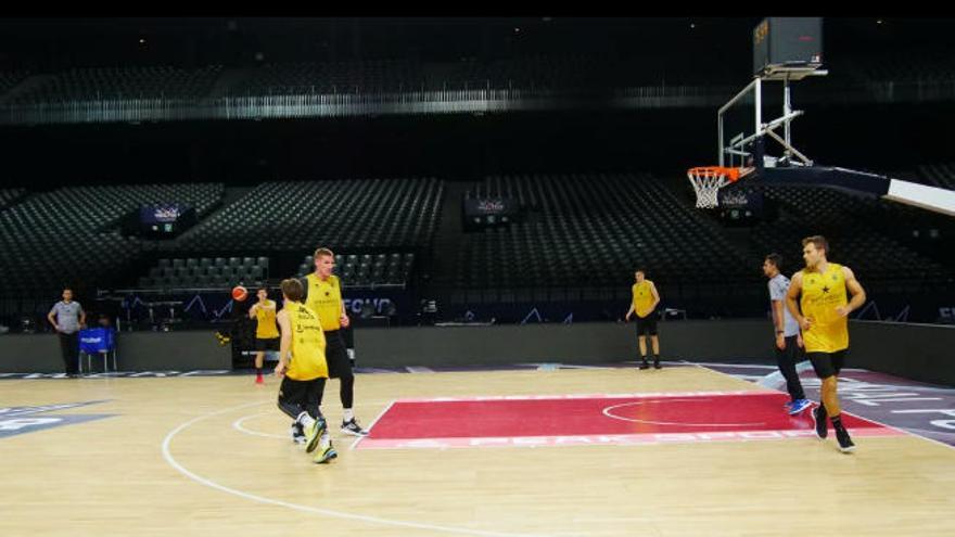 Un momento del entreno vespertino de ayer del Iberostar Tenerife en el Sportpaleis.