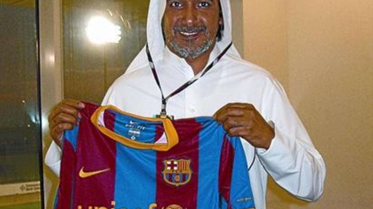 Posado 8 Mohammed Hanzab, en Doha, con la camiseta del Barça.