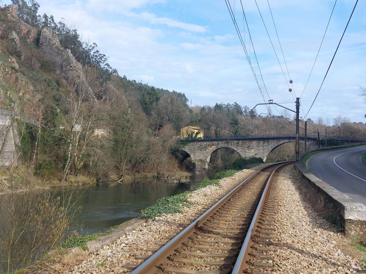 Vista del puente de Peñaflor desde Grado, con la vía del tren junto al río, en una imagen de hace unos días.