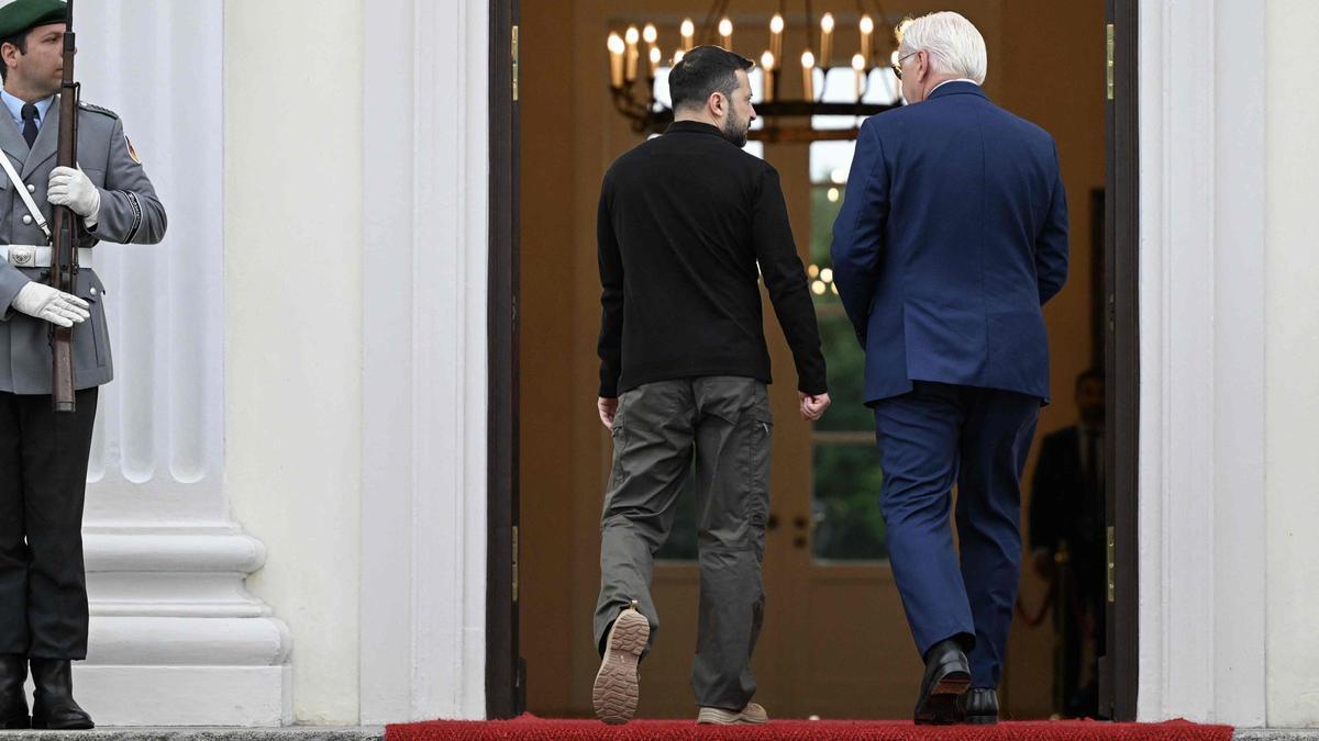 Zelensky recibido por el presidente alemán Frank-Walter Steinmeier a su llegada a Berlín