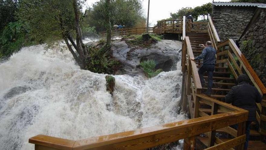 La parte alta del salto de agua desde las nuevas escaleras de madera, en Reboreda.