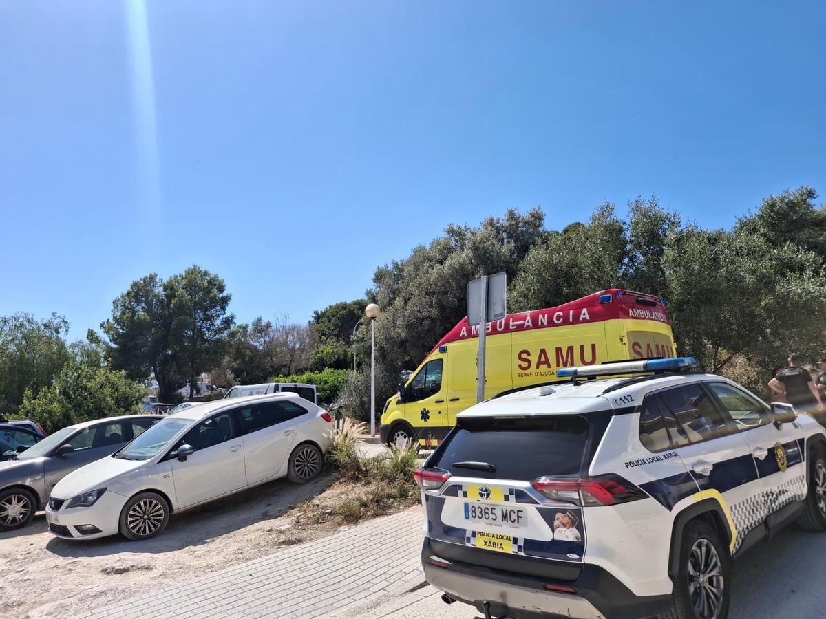 A la víctima la está estabilizando el equipo médico del SAMU dentro de la ambulancia