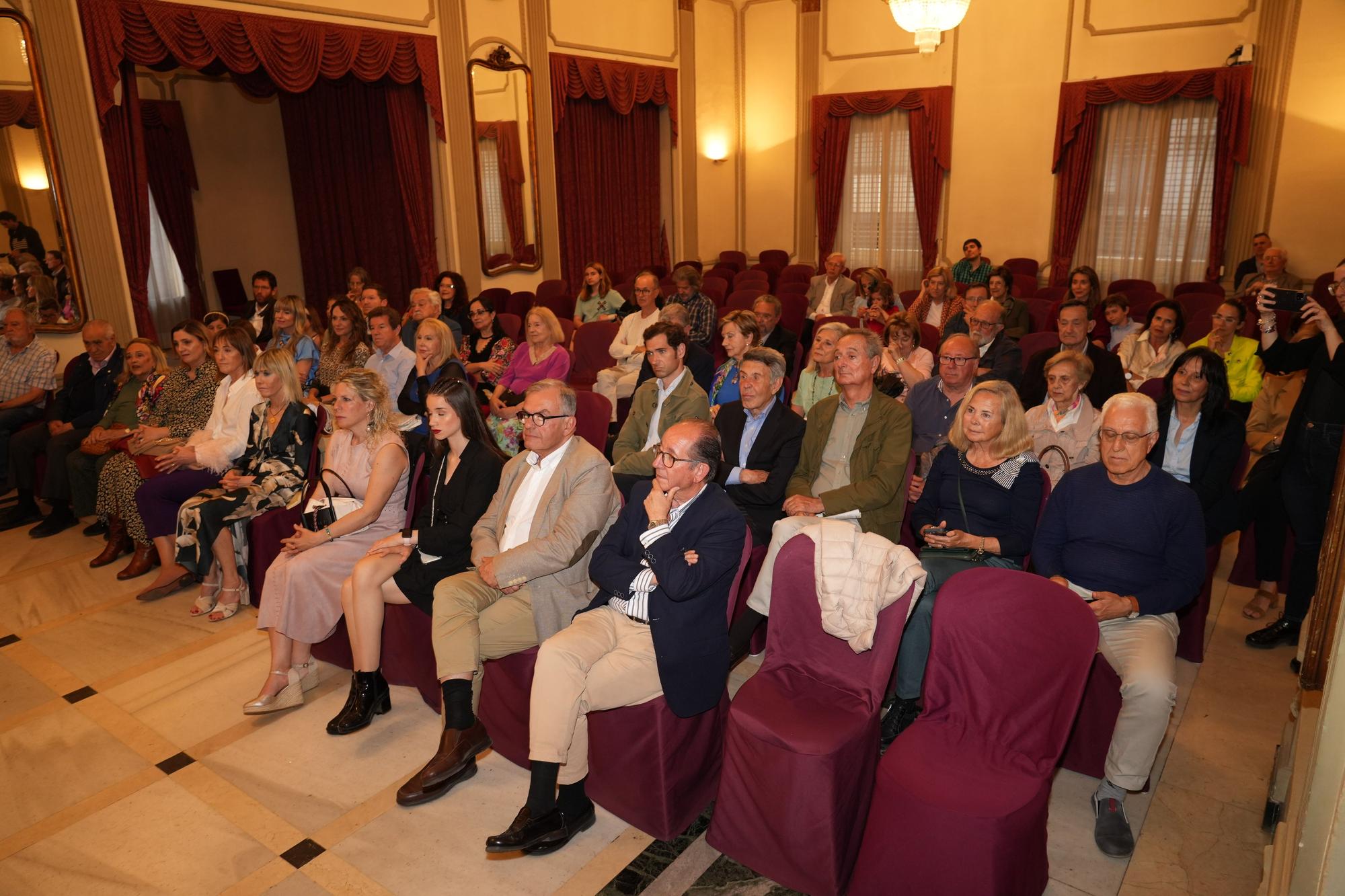 El pintor Forner entrega su retrato al maestro Tebar en el Casino Antiguo de Castelló