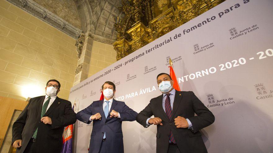 El alcalde de Ávila, junto a Fernández Mañueco (c.), presidente de Castilla y León, y Carlos García, presidente de la Diputación de Ávila.