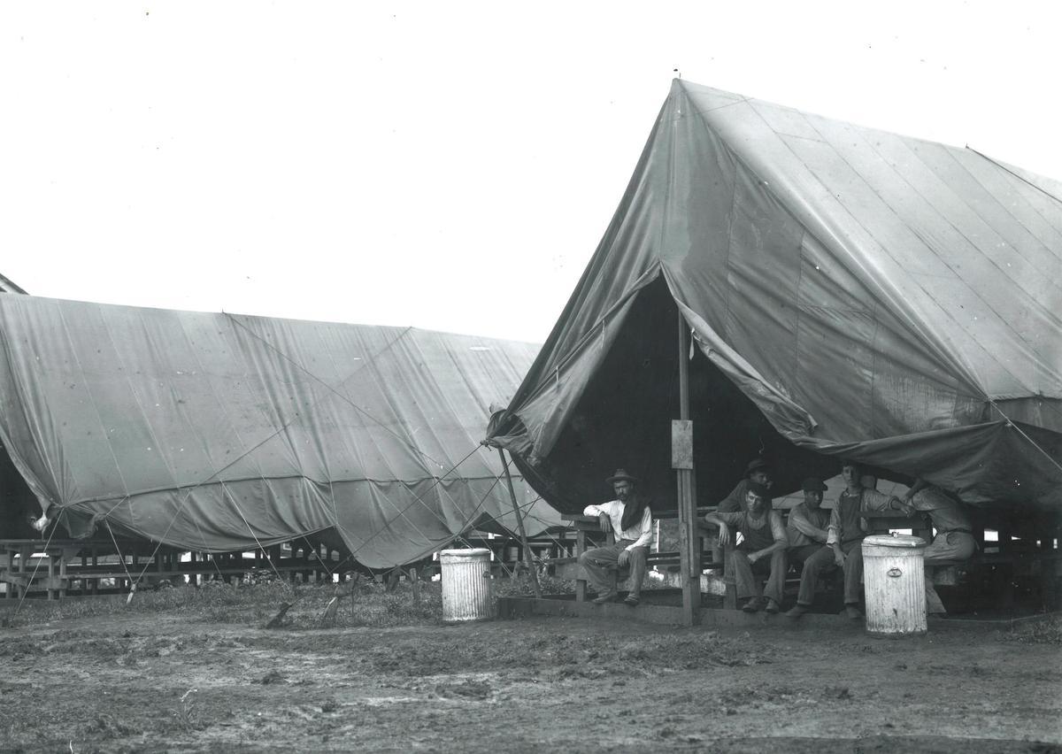 Las tiendas de campaña de un campamento de trabajadores gallegos del canal de Panamá