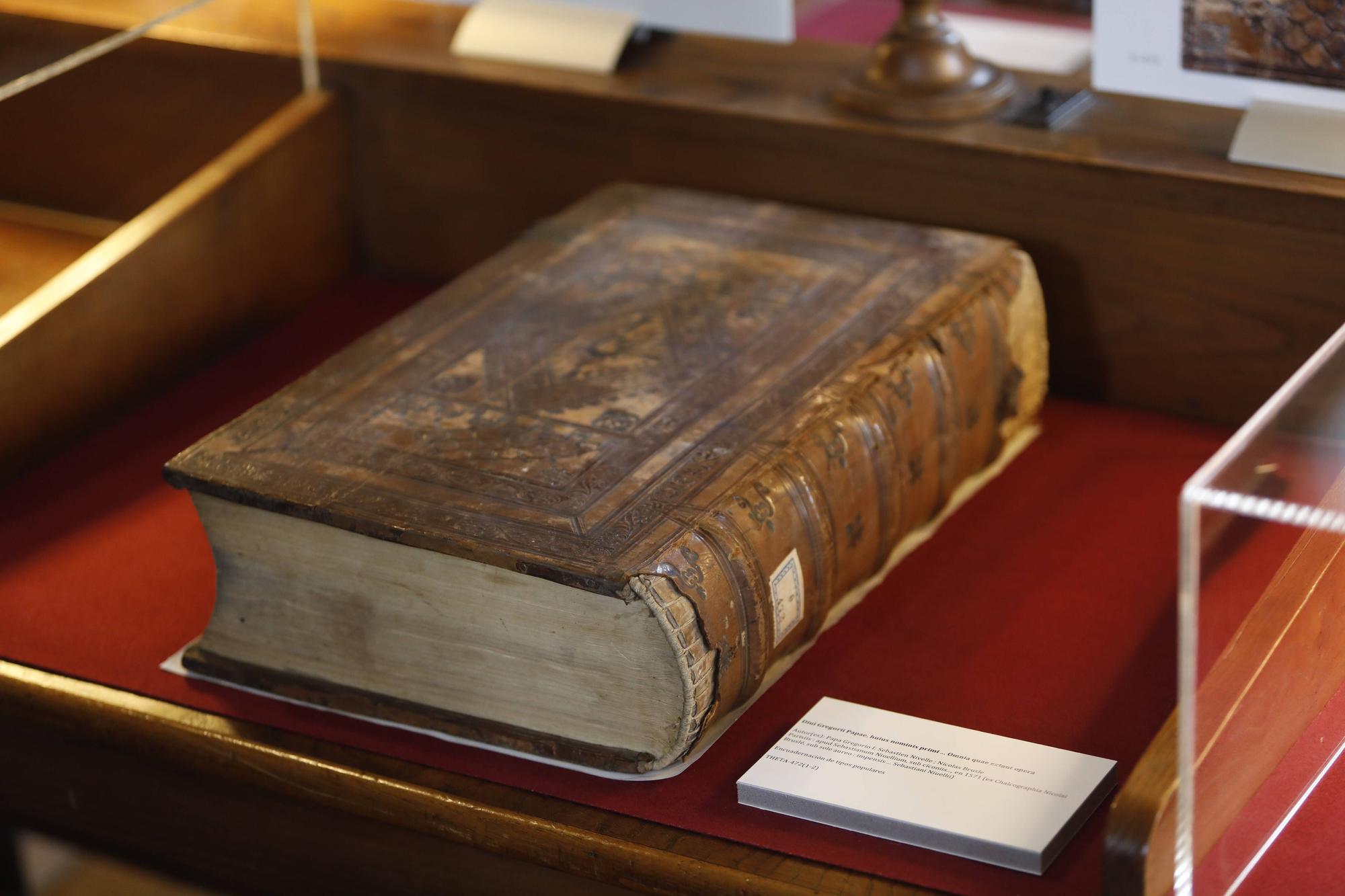 La maravillosa historia que se esconde en la encuadernación de los libros del fondo antiguo del Seminario de Oviedo