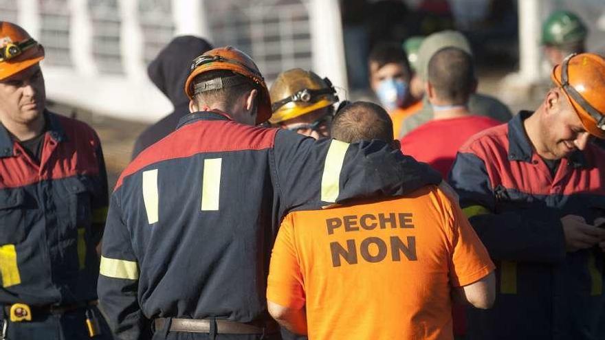 Trabajadores de Alcoa en la fábrica de aluminio de A Coruña.