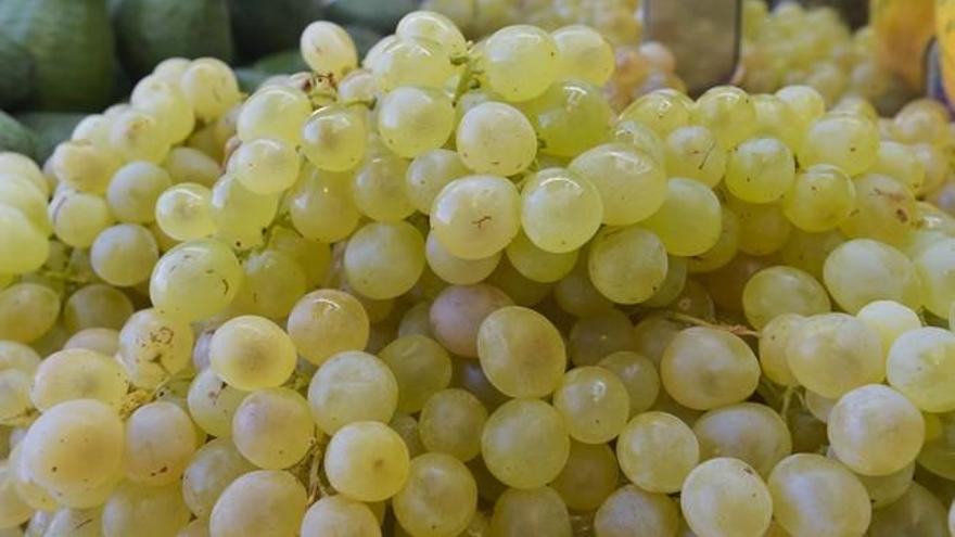 Venta de uvas para fin de año en la frutería &#039;Víctor y Caty&#039; de Vegueta