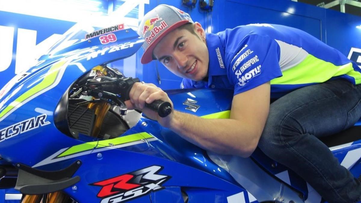 Maverick Viñales, encima de su Suzuki.