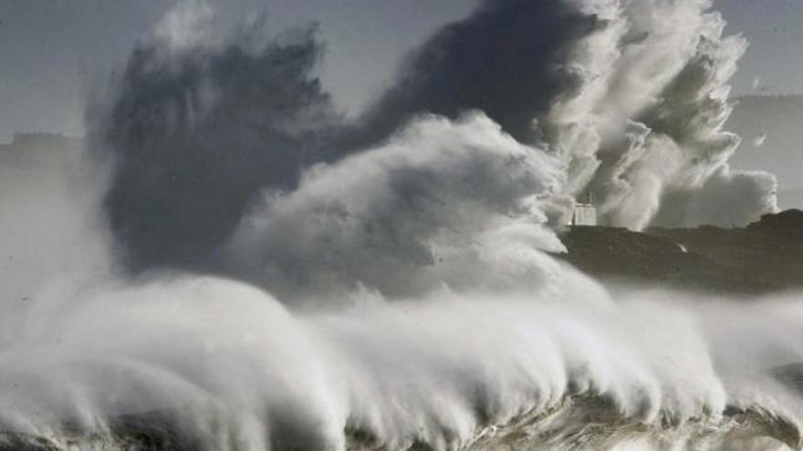 Una ola rompe frente a la isla de Mouro, en la bocana del puerto de Santander.