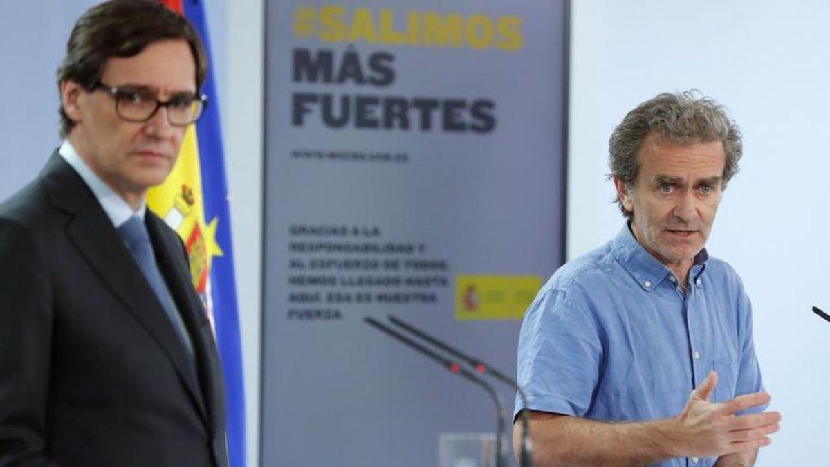 Fernando Simón durante una rueda de prensa junto con el exministro de Sanidad, Salvador Illa.